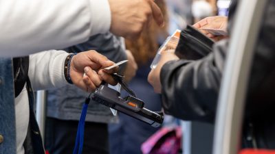 Fahrkartenkontrolle im öffentlichen Nahverkehr: Wer in Deutschland ohne Ticket U-Bahn fährt, muss in der Regel keine Sperren überwinden. Anders ist es in europäischen Metropolen wie Paris oder London. (Archivbild)