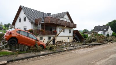 Überflutete Straßen und Erdrutsche: Unwetter mit Starkregen treffen Deutschland