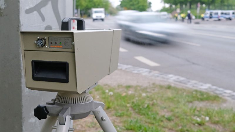 Bis zum Wochenende blitzt es in mehreren Bundesländern am Straßenrand öfters als sonst. (Archivfoto)