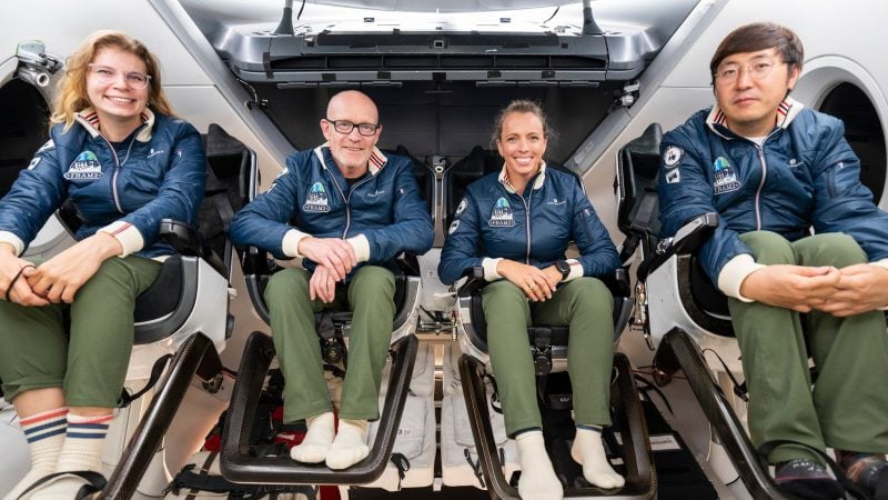 Rabea Rogge (l-r), Eric Philips, Jannicke Mikkelsen und Chun Wang wollen mit so eine «Dragon»-Kapsel ins Weltall fliegen.