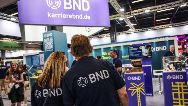 Mitarbeiter des BND stehen am Gamescom-Messestand ihrer Behörde. Die Bundesbehörde zählt circa 6.500 Beschäftigte.