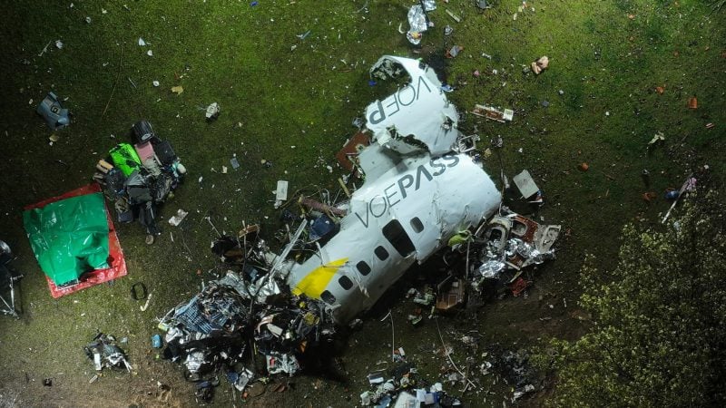 Videoaufnahmen zeigten, wie das Flugzeug in der Luft trudelte, ehe es auf einem Grundstück eines Wohnhauses aufprallte und explodierte.