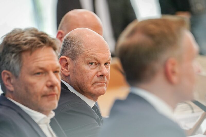 Bei der Vorstellung des Haushaltsplans für 2025 traten Lindner, Scholz und Habeck gemeinsam auf. Jetzt müssen sie noch einmal darüber sprechen, welche Folgen die Erkenntnisse aus den Gutachten dazu haben werden. (Archivbild)