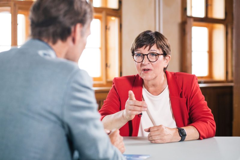 Eine mögliche Koalition zwischen SPD und BSW auf Ländereben, schließt Saskia Esken nicht per se aus.