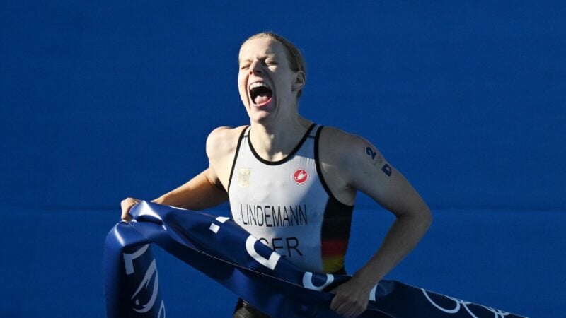 Laura Lindemann trägt bei der Schlussfeier der Olympischen Spiele gemeinsam mit Max Rendschmidt die deutsche Fahne.