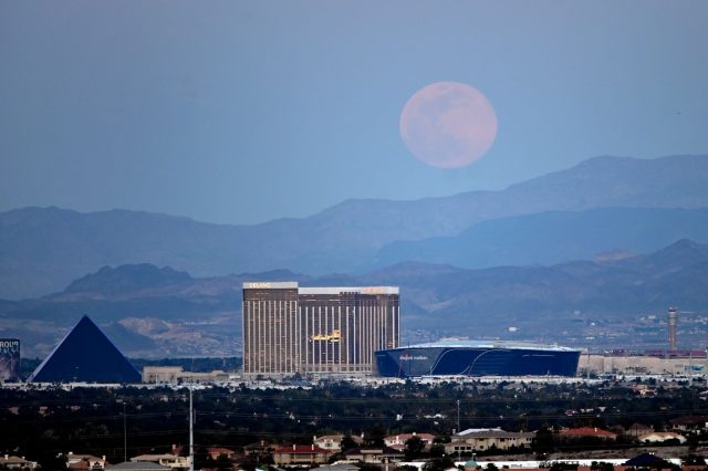 Der Mond geht als sogenannter Supermond über Las Vegas auf.