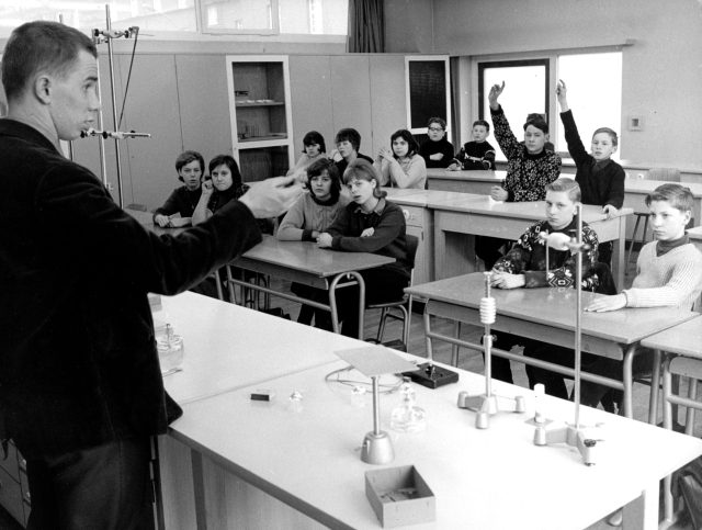 Physikunterricht in einer Volksschule vor 60 Jahren in Duisburg. (Archivfoto)