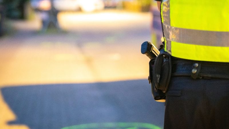 Die Polizei in Duisburg ermittelt nach tödlichen Polizeischüssen auf einen 26-Jährigen in Moers. Der Deutsche soll Polizisten mit Messern in den Händen angegriffen haben. Er starb an den Schussverletzungen