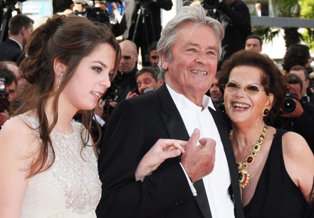 Delon galt als Frauenheld, hier ist er bei einer Veranstaltung an der Seite seiner Tochter Anouchka und der Schauspielerin Claudia Cardinale zu sehen.