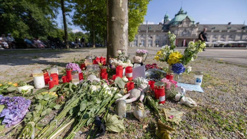 Blumen, Kerzen und handgeschriebene Trauerbekundungen stehen an einem Baum im Kurpark Bad Oeynhausen. Jetzt steht die Anklage.