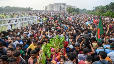 Nach Rücktritt der Regierungschefin von Bangladesch versammeln sich regierungskritische Demonstranten vor dem Parlamentsgebäude in der Landeshauptstadt Dhaka.