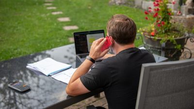 Dieser Mann im Homeoffice muss sich ums Lüften keine Sorgen machen.