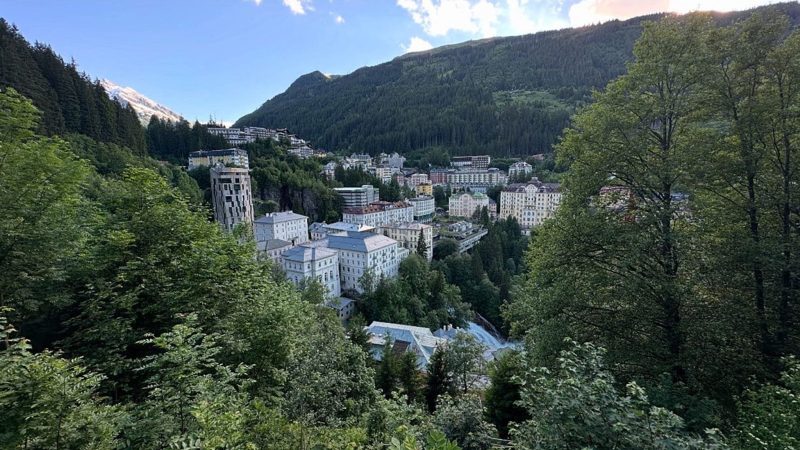 Blick auf die Ortsmitte von Bad Gastein im österreichischen Bundesland Salzburg. Im Zentrum, das an Steilhängen rund um einen Wasserfall liegt, gab es in den letzten Jahren Renovierungen und Neubauten. Der Ort, in dem einst Kaiser kurten und Prominente verkehrten, versucht an alte Glanzzeiten des 19. Jahrhunderts anzuknüpfen.