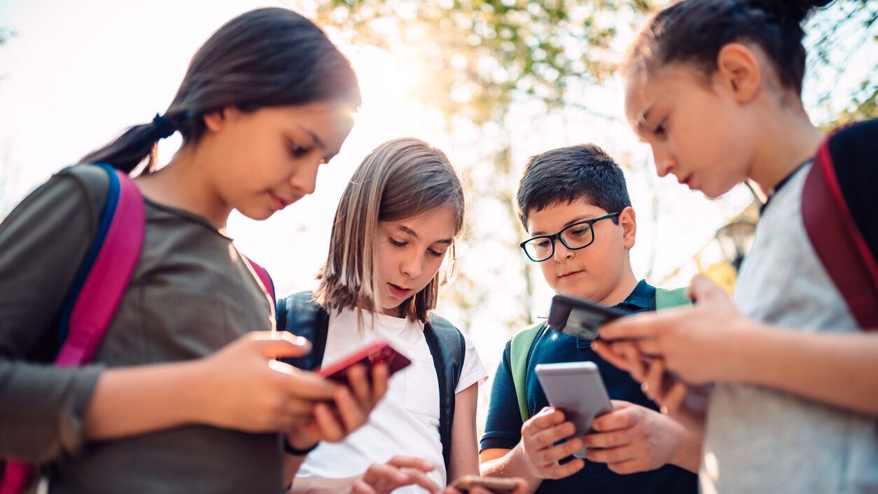 Children spend more and more time on their smartphones