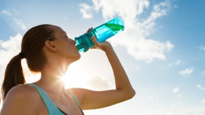 Trinken, Schatten, Ruhe: Tipps bei sommerlichen Temperaturen