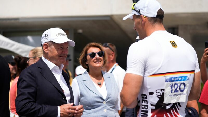 Kanu-Olympiasieger Tom Liebscher-Lucz (r) im Gespräch mit Bundeskanzler Olaf Scholz.