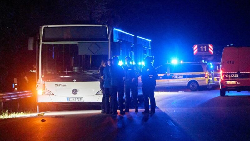 Einsatz in Siegen: Eine Frau verletzt Menschen in einem Bus.