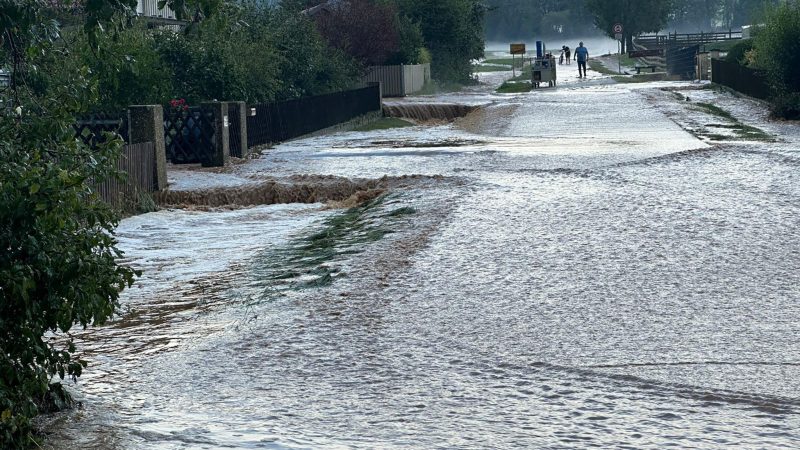 In Bayern treffen die Unwetter die Stadt Weißenburg.