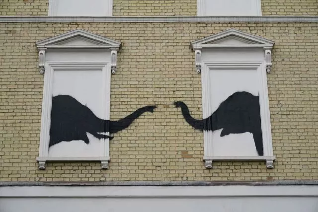 Die beiden Elefanten wurden mit dem Sprichtwort &quot;Elephant in the room&quot; in Verbindung gebracht, für ein Problem, das nicht zu übersehen ist, aber über das keiner spricht.