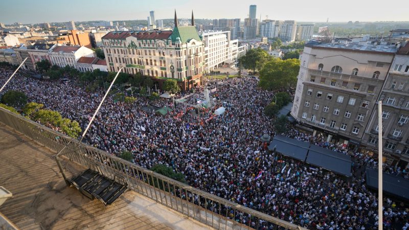 Tausende Menschen demonstrieren in Belgrad gegen eine geplante umweltverschmutzende Lithium-Mine, an der auch die EU und Deutschland interessiert sind.