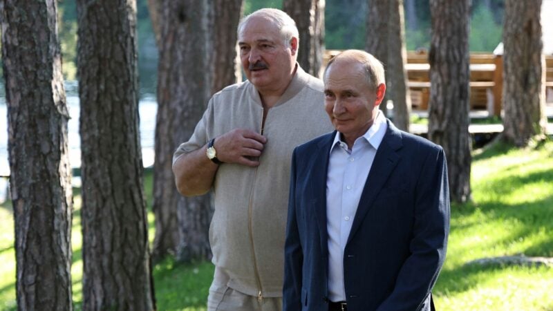 Belarus ist ein enger Verbündeter Russlands. Die Präsidenten Lukaschenko (l.) und Putin trafen sich zuletzt Ende Juli in Russland. (Archivbild)