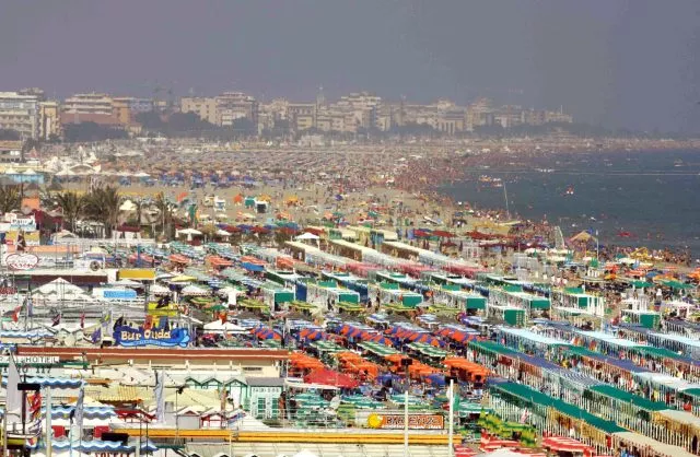Streik in Italiens Strandbädern: Die mächtigen Besitzerfamilien wie hier in Rimini und Riccione wehren sich gegen eine EU-Richtlinie. (Foto: Archiv)