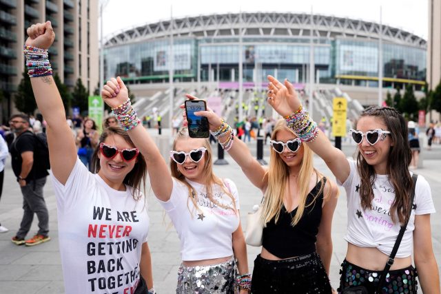 «Swifties» freuen sich vor dem Wembley-Stadion.