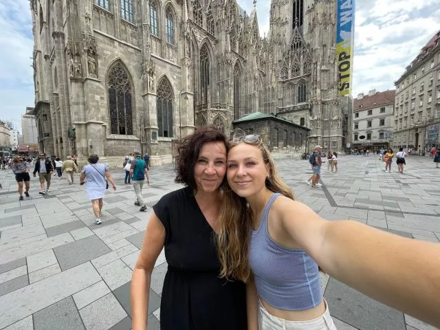 Cameron Menesi (r) hat ein Jahr jeden Tag auf das Swift-Konzert in Wien hingefiebert.