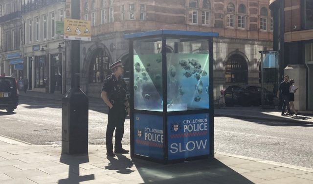 Das Polizeihäuschen ähnelt einer Telefonzelle, wirkt aber mit den Banksy-Fischen wie ein Aquarium.