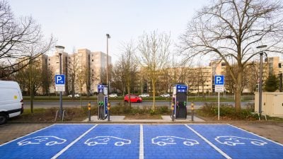 Leere Parkplätze  für Elektroautos