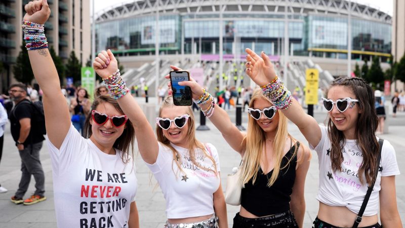 "Swifties" freuen sich auf der Konzert der Taylor Swift's Eras Tour in London.