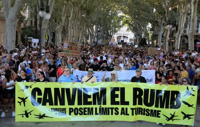 Anfang des Monats demonstrierten mehr als 20.000 Menschen gegen den Massentourismus auf Mallorca. Sie klagen vor allem über unbezahlbar teuren Wohnraum. (Archivbild)