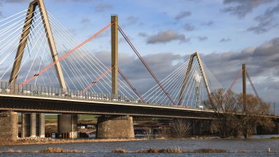 An der Brücke sind durch herabstürzende Teile ein  getötet und mehrere verletzt worden. (Archivbild)