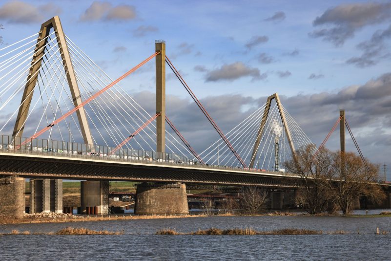 An der Brücke sind durch herabstürzende Teile ein getötet und mehrere verletzt worden. (Archivbild)