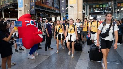 Abschied mit Musik: Olympia-Sportler fahren zusammen zurück