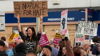 In Großbritannien gehen Menschen gegen Hass und Rasismus auf die Straße.