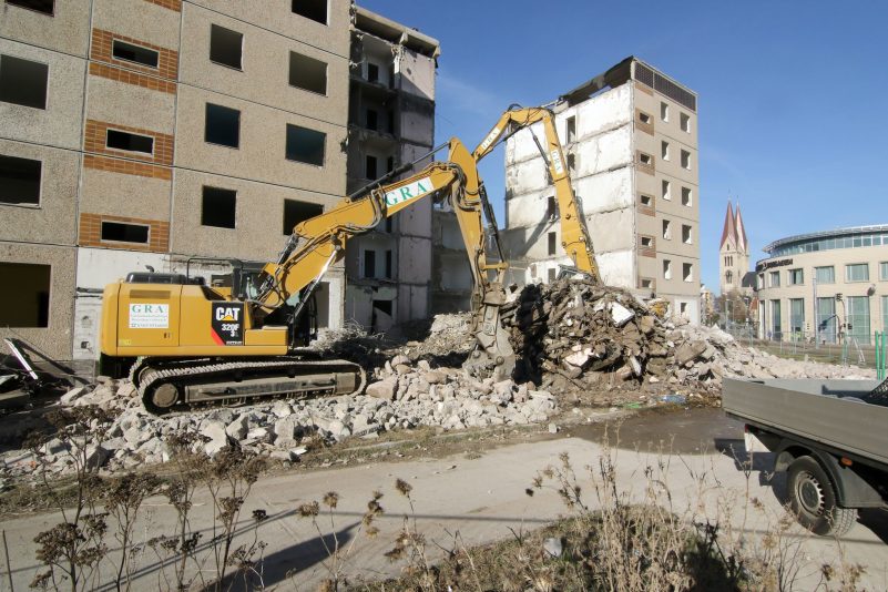 Abriss eines Wohnblocks. Über die Hälfte der Abfälle in Deutschland sind Bauabfälle