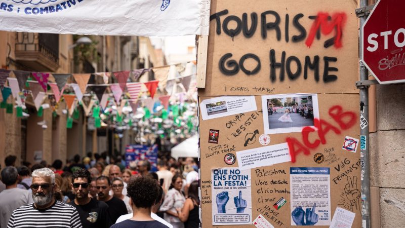 Die Botschaft an Touristen ist deutlich, auch hier bei einem Straßenfest in Barcelona.