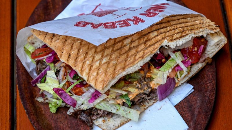 Die Berliner Variante: Ein Döner im Doyum Restaurant in der Admiralstraße. (Archivbild)