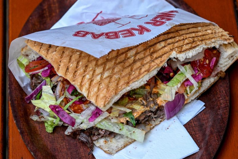 Die Berliner Variante: Ein Döner im Doyum Restaurant in der Admiralstraße. (Archivbild)