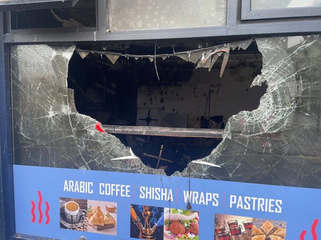 Ein von Muslimen betriebenes Café wurde zerstört.