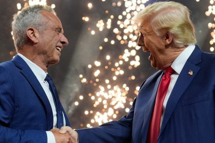 Ein sichtlich erfreuter Trump begrüßt Kennedy auf der Bühne in Arizona - dort und in anderen Swing States könnte die Unterstützung des Parteilosen dem Republikaner zu Stimmen verhelfen.