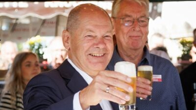 Bundeskanzler Olaf Scholz (SPD) präsentiert ein selbstgezapftes Bier auf dem 726. Stoppelmarkt in Vechta. Mit viel Selbstironie hat Bundeskanzler Scholz seinen Auftritt beim Traditionsvolksfest Stoppelmarkt in Niedersachsen gewürzt.