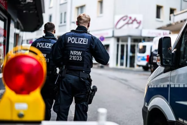 Die Polizei sucht mit einem Großaufgebot nach dem Täter.