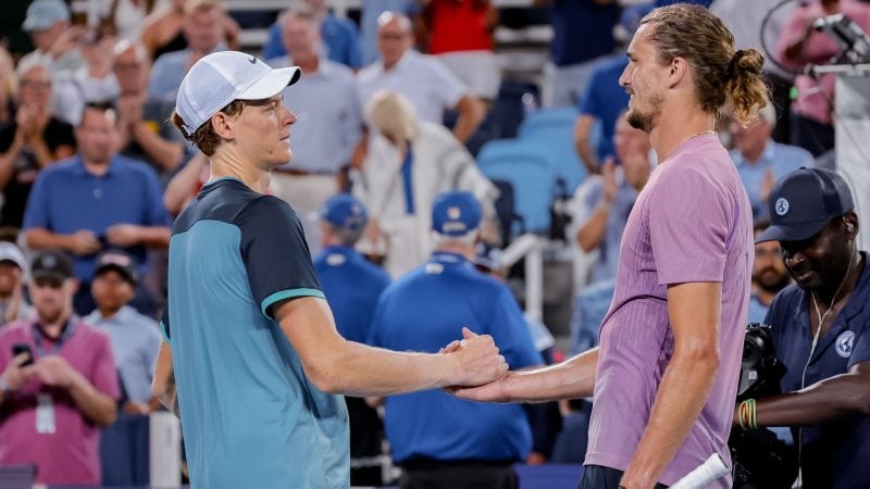 Alexander Zverev (r) spricht erstmals über die positiven Dopingtests von Jannik Sinner. Zuletzt musste der Deutsche sich seinem Kontrahenten im Halbfinale von Cincinnati geschlagen geben.