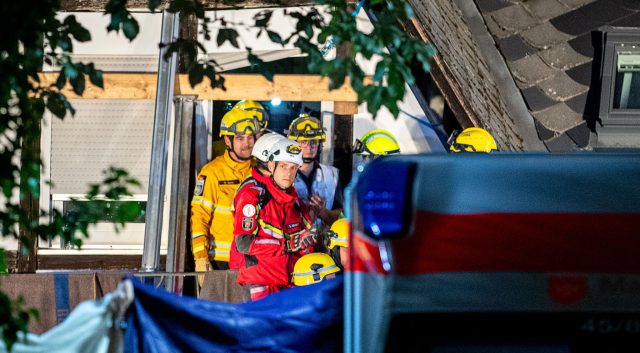 Einsatzkräfte bergen eine Person aus dem teilweise eingestürzten Hotel in Kröv.