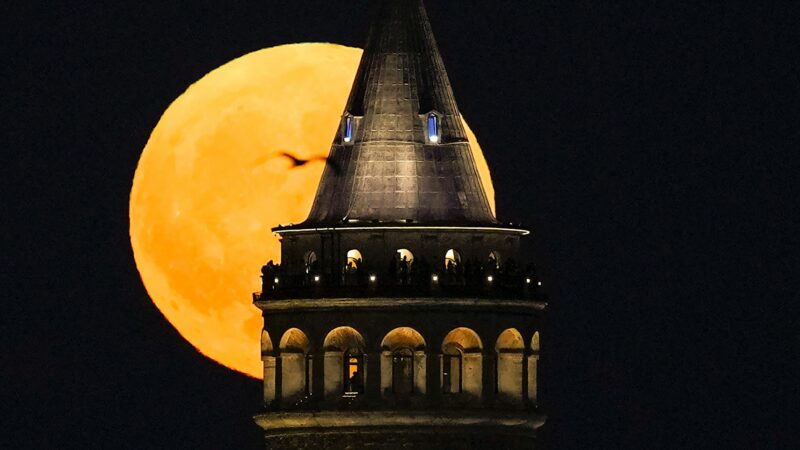 Ein Supermond geht hinter dem Galata-Turm in Istanbul auf.