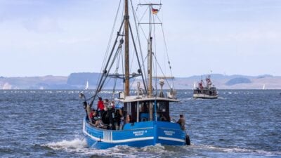 Fischkutter fahren vom Meeresarm Peenestrom auf die Ostsee.