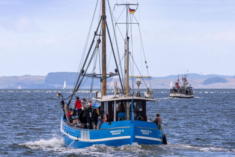 Fischkutter fahren vom Meeresarm Peenestrom auf die Ostsee.