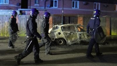 Bei den Krawallen wurde ein Polizeiauto angezündet.